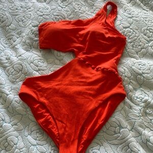 Asymmetrical button suit